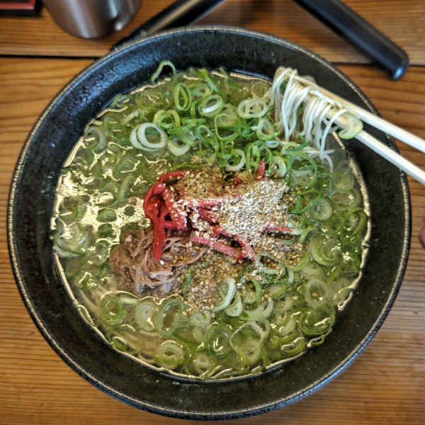 「ラーメン（600円）、替玉×３（300円）」@五号線沿いの元祖長浜ラーメンの写真