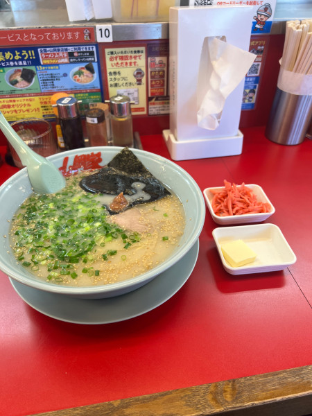 「朝ラーメン中　紅生姜　バター　背脂変更」@ラーメン山岡家 松戸北小金店の写真