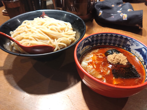「辛つけ麺 麺中盛」@つけ麺専門店 三田製麺所 水道橋店の写真