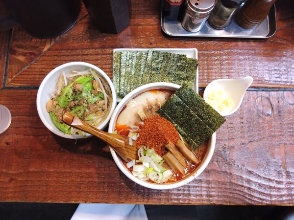 「辛辛魚らーめん ジロベジ、辛め、海苔、ニンニク」@麺処 井の庄 立川店の写真