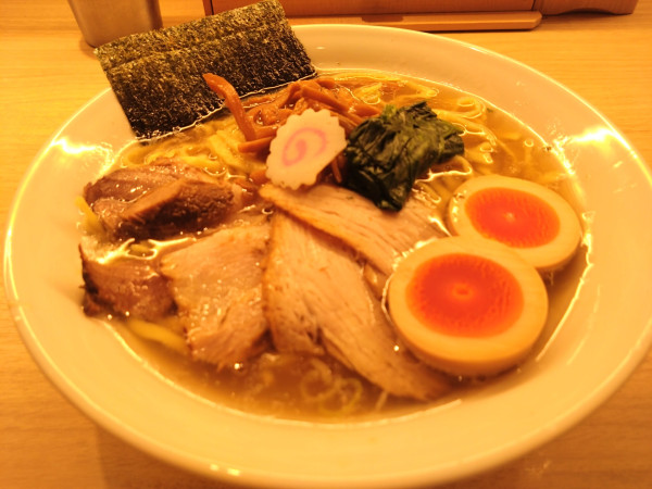 「塩らーめん 麺大盛り、味玉」@長岡食堂 東京ラーメン横丁店の写真
