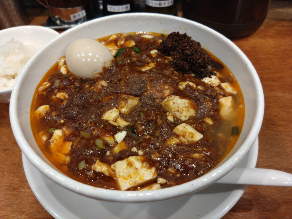 「麻婆麺 4辛、味玉、サービスライス」@SHIBIRE-NOODLES 蝋燭屋 京橋エドグラン店の写真