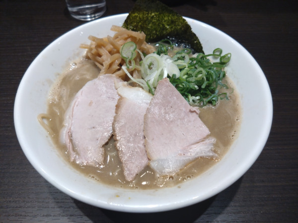 「やりすぎ煮干しラーメン」@とんこつらーめん俺式 純 東京ラーメンストリート店の写真