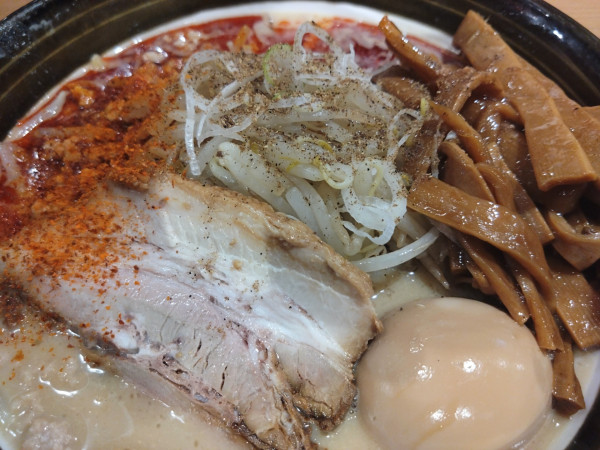 「辛味噌ラーメン もやし大盛、味玉、メンマ」@いと井 東京ラーメン横丁店の写真