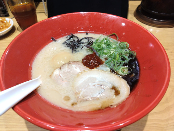 「赤丸新味 味玉、替玉」@一風堂 浜松町スタンドの写真