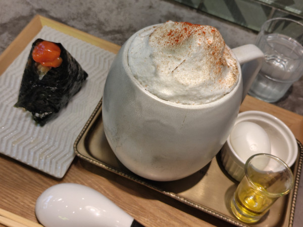 「カプチーノラーメン·タマゴオニギリ·味付け半熟卵」@Rahmen Eddie 新宿御苑の写真