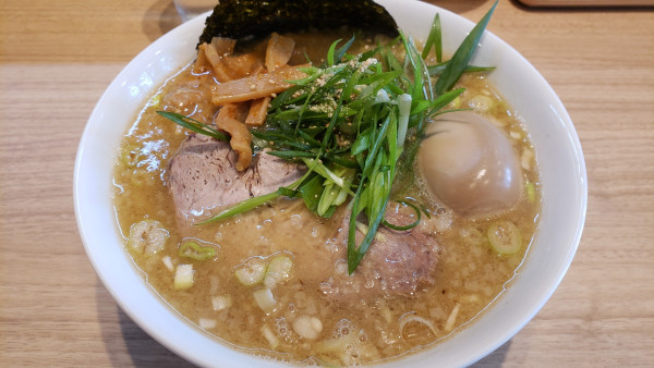 「らーめん＋味玉＋背脂（無料）」@豚骨醤油らーめん 一心の写真