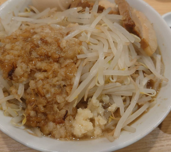 「豚煮干しラーメン 辛味のトッピング」@つけめんTETSU 名古屋JRゲートタワー店の写真