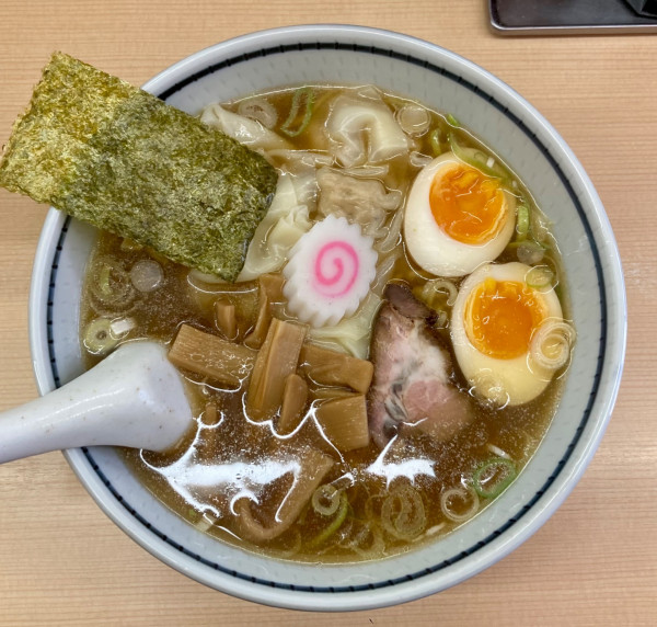 「わんたんめん玉子入り950円」@いつみ屋の写真