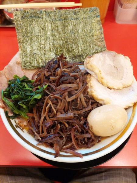 「裏チャーシューメン中+キクラゲ+ライス」@家系ラーメン 裏大輝家 青物横丁店の写真