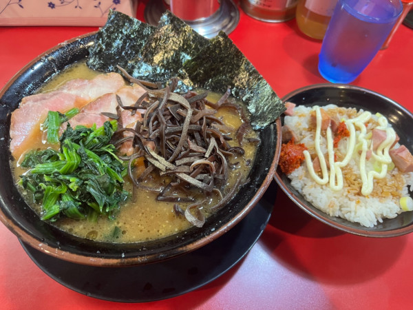 「中盛チャーシューメンかためきくらげ賄い飯」@家系ラーメン とらきち家の写真