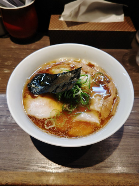 「醤油ワンタン麺(1,500円)」@支那そばや 本店の写真