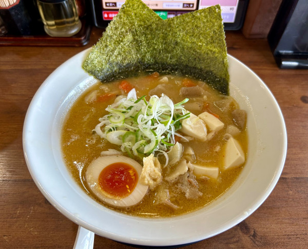 「豚汁らーめん(500-100¥)」@北海道らぁめん伝丸 6号ひたちなか田彦店の写真