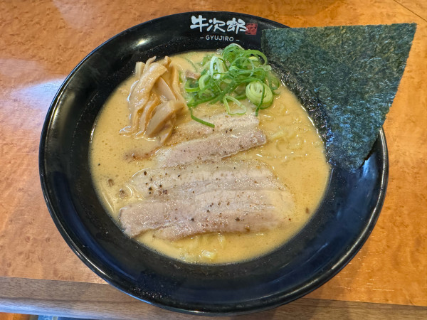 「牛骨ラーメン 醤油　800円」@黒毛牛骨ラーメン 牛次郎の写真