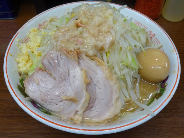 「小ラーメン（890円）＋味つけ玉子　ヤサイニンニクアブラ」@ラーメン二郎 横浜関内店の写真