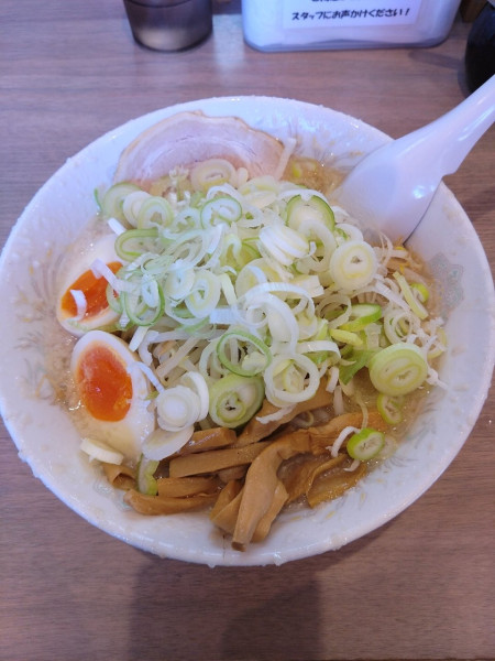 「しょうゆ味玉子らーめん（ギタギタ・薬味多め）」@こってりらーめん なりたけ 津田沼店の写真