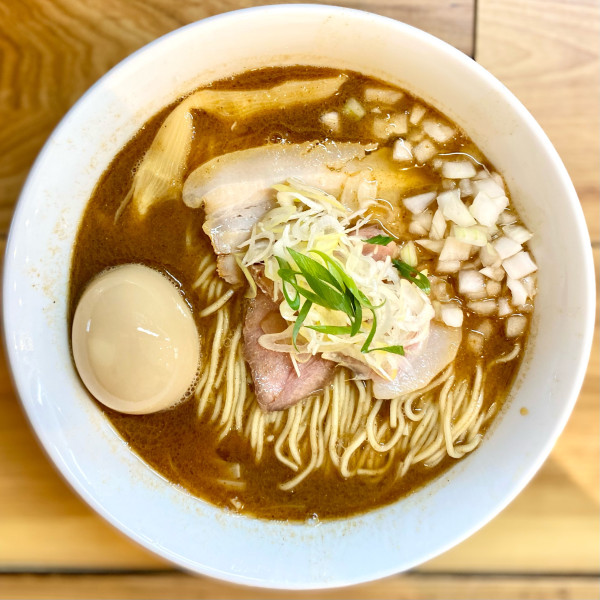 「魚介香る醤油 ¥900円(大盛+100円・味玉サービスCP)」@麺屋 秀彬の写真