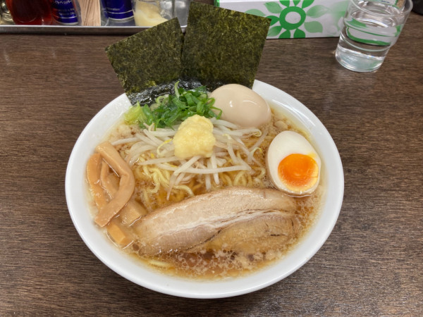 「背脂醤油（生姜）中盛+味玉」@らぁ麺 縁の写真