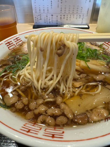 「尾道ラーメン、鶏ネギポン酢、レモネードサワー」@尾道ラーメン 八じゅう 蒲田本店の写真