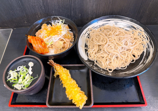 「ねぎ豚キムチ丼セット(800円)+海老天(クーポン)」@ゆで太郎 平河町店の写真