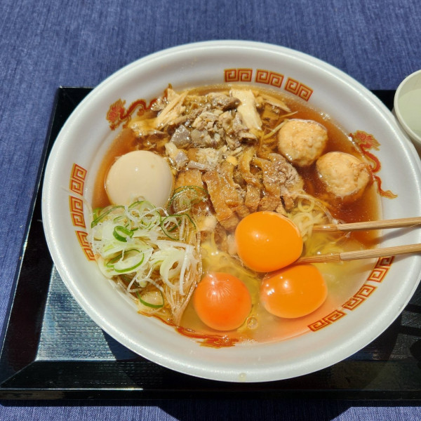 「ﾗｰﾒﾝ全部のせ+無料tp生卵×3つくね追加」@親鳥中華田中軒の写真