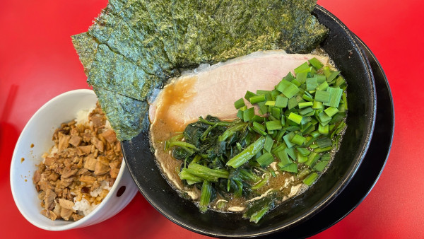 「直伝ラーメン＋チャーシューまぶし」@王道家直伝 との丸家 八潮店の写真