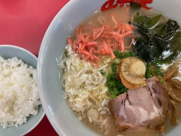 「【限定】ホタテ塩とんこつラーメン半ライスセット 1080円」@ラーメン山岡家 日立東金沢店の写真