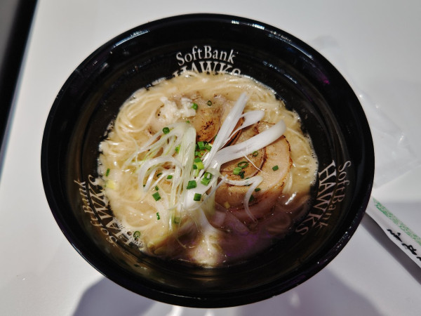 「魚介豚骨ラーメン」@ラーメン 海鳴 PayPayドーム店の写真