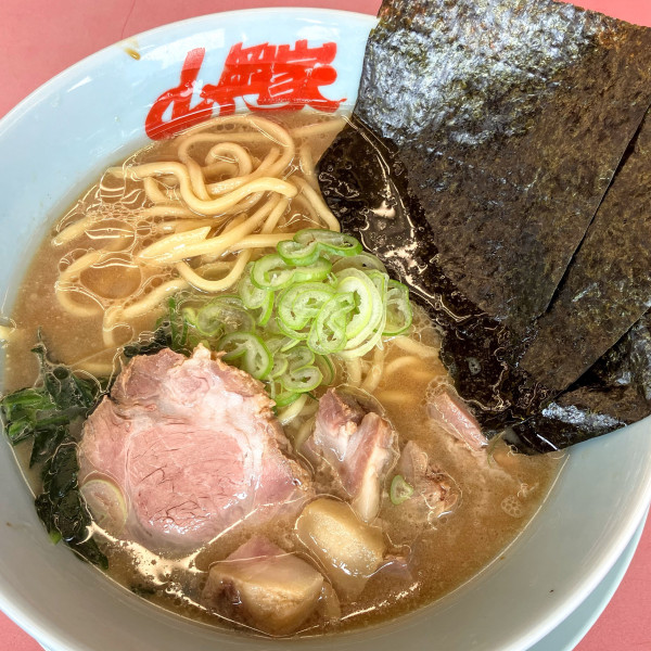 「醤油ラーメン690円ｺﾛﾁｬｰｼｭｰ6個CP」@ラーメン山岡家 八千代店の写真