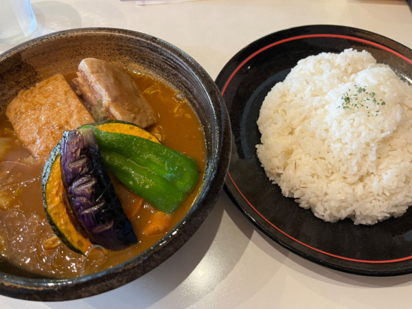 「（限定）豚角煮3辛＋ご飯大盛り：1400＋132円」@すーぷかりー ひげ男爵の写真