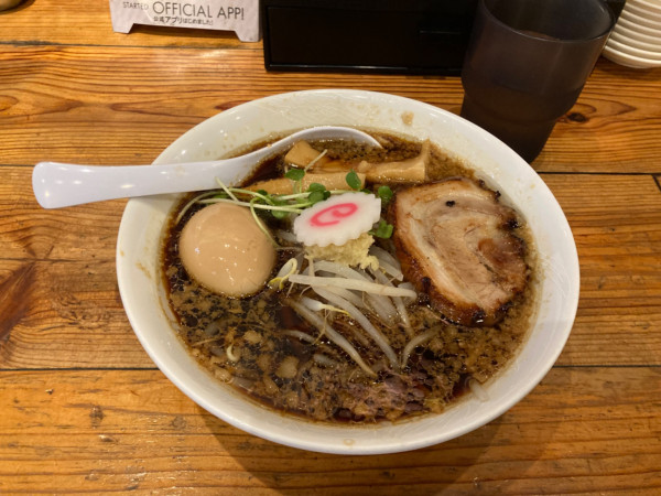 「桜ブラック+味玉」@でびっと 桜新町サザエさん通り店の写真