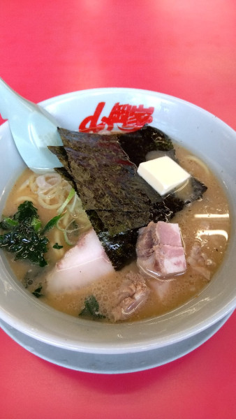 「無料醤油ラーメン+クーポンコロチャーシュー6個+クーポンバター」@ラーメン山岡家 千葉鎌ヶ谷店の写真