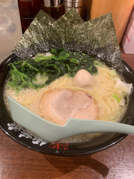 「塩ラーメン＋ほうれん草（無料クーポン）」@横浜家系ラーメン 極味家 北浦和駅前店の写真