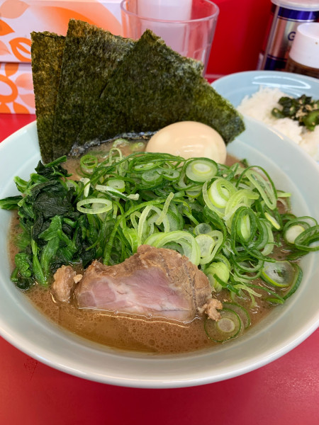 「ラーメン（朝限定味たま無料）＋ねぎ」@横浜ラーメン 武蔵家 大宮店の写真