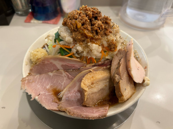 「荻じろー+肉(チャーシュー追加)」@濃菜麺 井の庄 荻窪店の写真