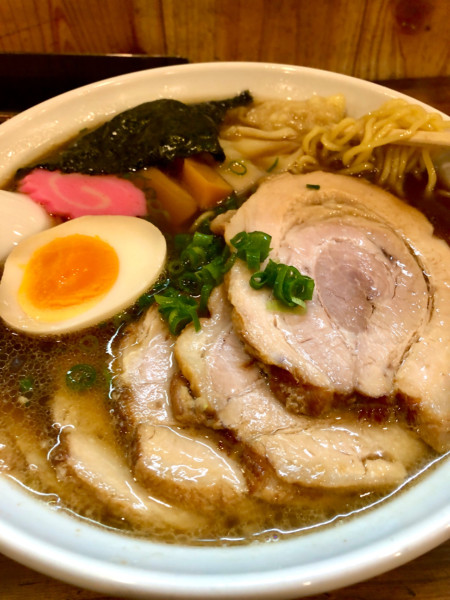 「特製醬油チャーシュー麺大盛り(1,180円)」@らーめん 黒の木の写真