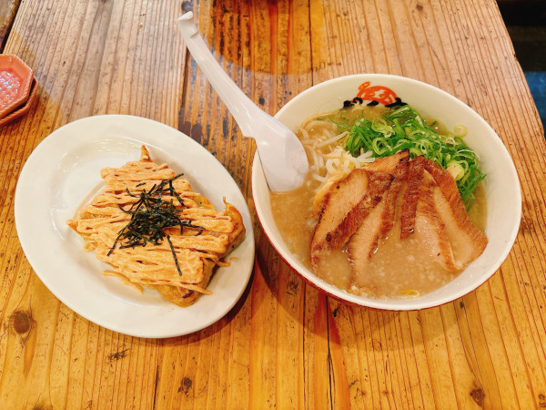 「炙りトロチャーシュー麺＋明太マヨ餃子」@元祖博多だるま 博多デイトス店の写真