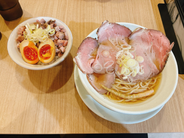 「淡竹＋炙りレア焼き豚丼」@麺屋優光 福岡天神店の写真