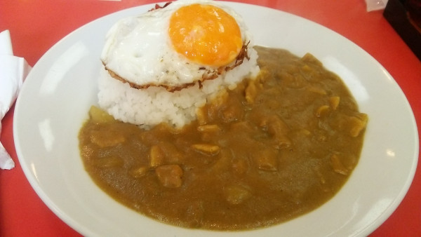 「カレーライス 850円＋目玉焼き 150円」@中華料理 新三陽 後楽園店の写真