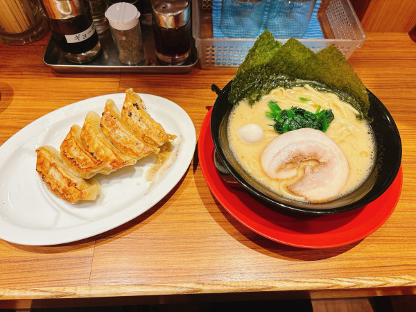 「ラーメン＋餃子」@横浜家系ラーメン 角蔵家の写真