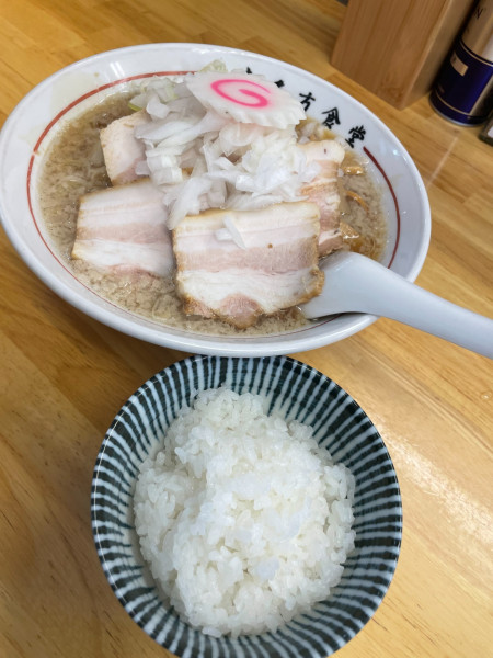 「蔵出し醤油ラーメン 背脂玉葱入り+ネギ+チャーシュー+小ライ」@喜多方食堂 磯崎の写真