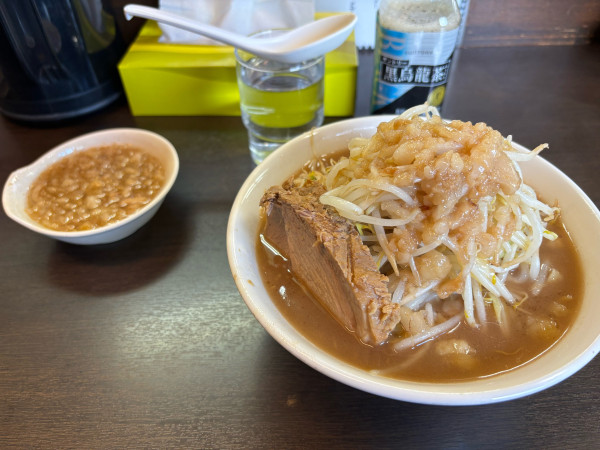 「ラーメン小　野菜マシ、油どでん、生姜マシ」@ラーメンどでん 大宮店の写真