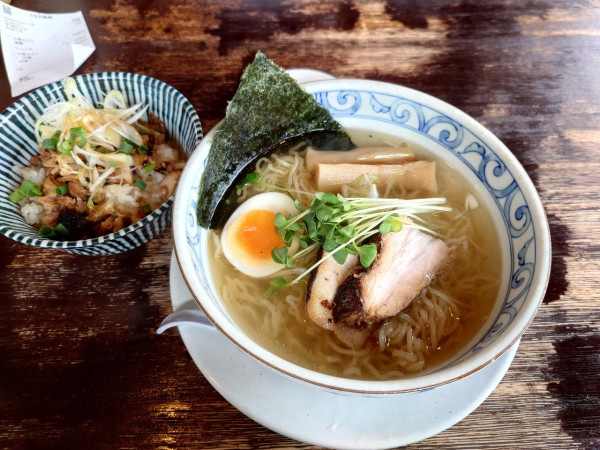 「中華そば白 チャーシュー丼」@野田醤油ラーメン 麺屋あじくま 柏インター店の写真