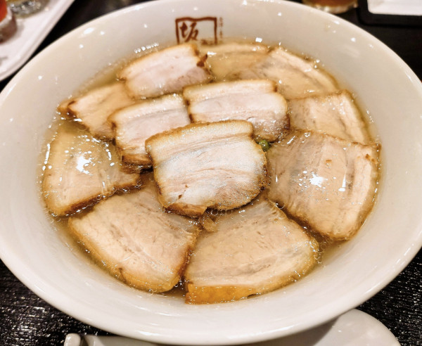 「塩味の焼豚ラーメン」@喜多方ラーメン坂内 南流山店の写真