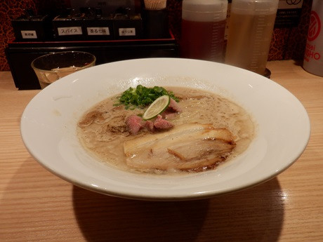 「ラム豚骨らーめん」@自家製麺 MENSHO TOKYOの写真