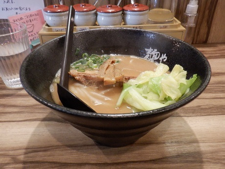 「豚骨と鰹らーめん」@麺や ふくわらいの写真