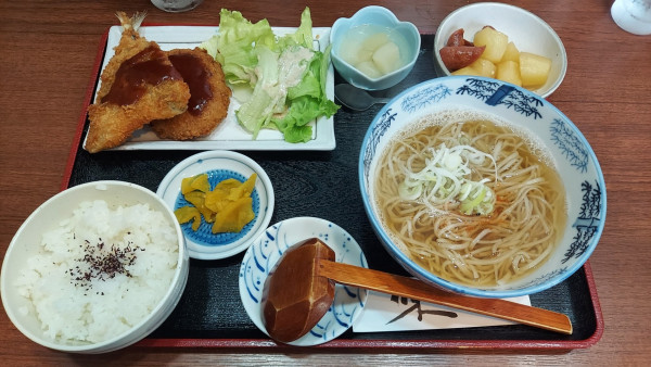 「ランチ フライ（アジフライ・コロッケ）セット 900円」@そば処 初味の写真