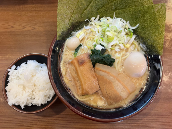 「一刀盛りラーメン1150円+大盛り100円」@横浜家系ラーメン 一刀家 茅場町店の写真