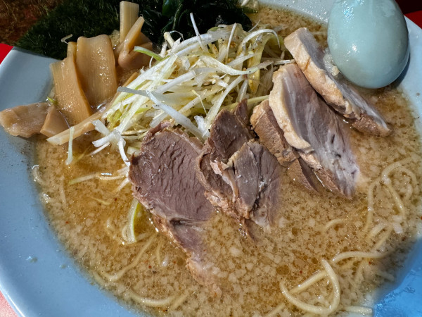 「ネギ味噌チャーシュー麺（1150円）とまるいち丼（380円）」@ラーメンショップ まる壱の写真