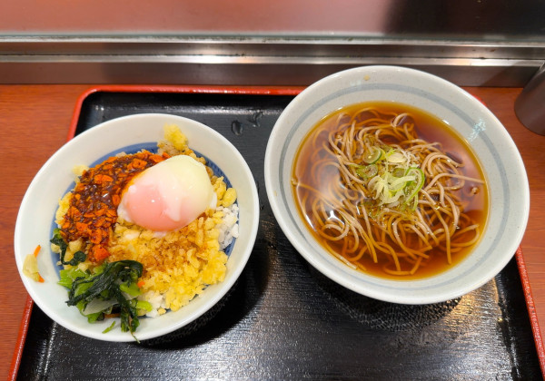 「ヤバぃ！めとろ丼半そばセット(420円)」@そば処 めとろ庵 錦糸町店の写真